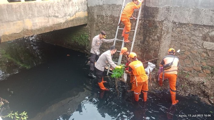 Polres Jaksel dan polsek turun ke kali membersihkan sampah