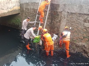 Aksi Polisi Bersih-bersih Sampah di Jaksel, dari Kali Hitam sampai Waduk