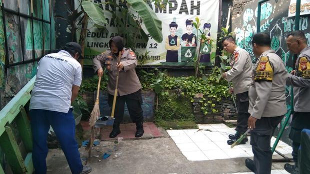 Polres Jaksel dan polsek turun ke kali membersihkan sampah