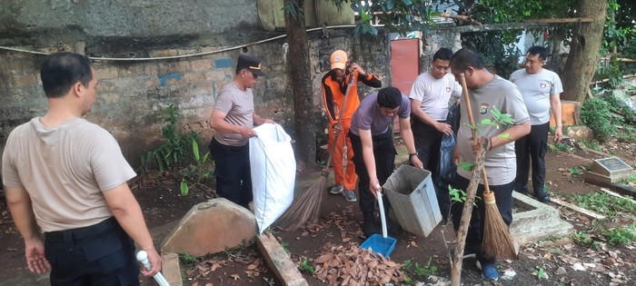 Polsek Mampang Prapatan dan PPSU gotong royong membersihkan sampah di TPU Kemang Timur III