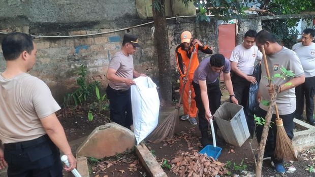 Polsek Mampang Prapatan dan PPSU gotong royong membersihkan sampah di TPU Kemang Timur III
