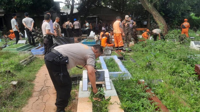 Polsek Mampang Prapatan dan PPSU gotong royong membersihkan sampah di TPU Kemang Timur III