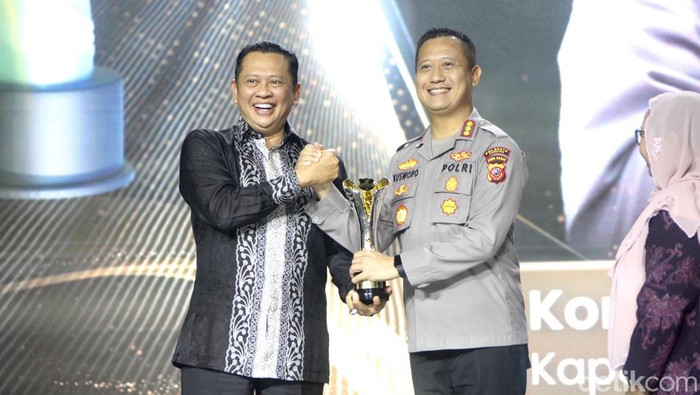 Potret 5 Polisi Teladan Penerima Hoegeng Awards 2023 Lima penerima Hoegeng Awards 2023 telah diumumkan malam ini. Berikut foto-foto para jawaranya.