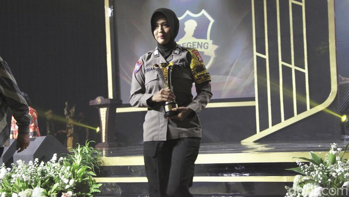 Potret 5 Polisi Teladan Penerima Hoegeng Awards 2023 Lima penerima Hoegeng Awards 2023 telah diumumkan malam ini. Berikut foto-foto para jawaranya.