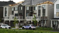 Atap rumah jebol diterjang angin tornado.   