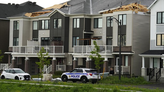 Angin tornado menerjang Ottawa, Kanada, Kamis (13/7/2023) waktu setempat. Terjangan angin mengakibatkan atap rumah jebol. Ini penampakannya.