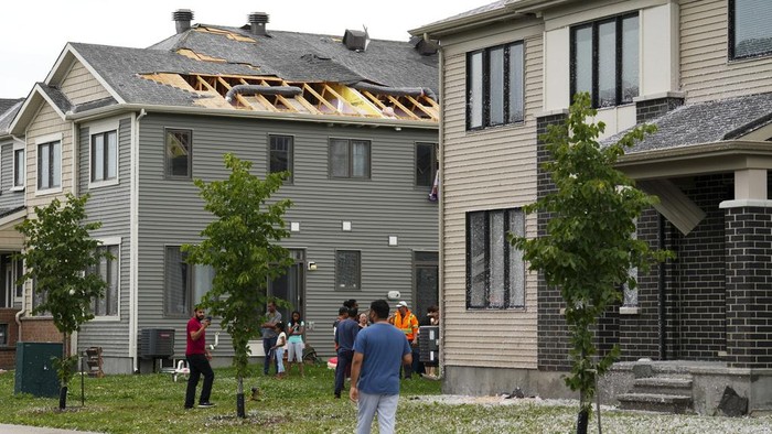 Angin tornado menerjang Ottawa, Kanada, Kamis (13/7/2023) waktu setempat. Terjangan angin mengakibatkan atap rumah jebol. Ini penampakannya.