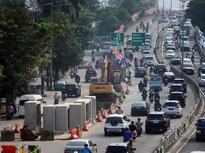 Potret Pembangunan Drainase di Tengah Jalan Jaksel