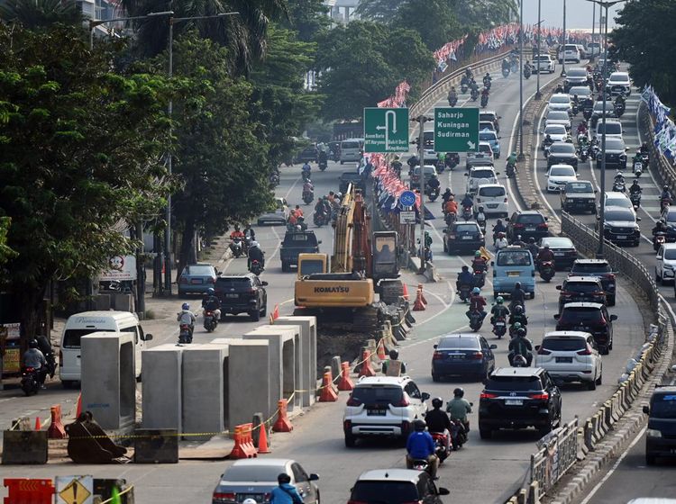 Potret Pembangunan Drainase di Tengah Jalan Jaksel