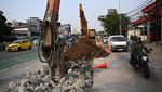 Potret Pembangunan Drainase di Tengah Jalan Jaksel