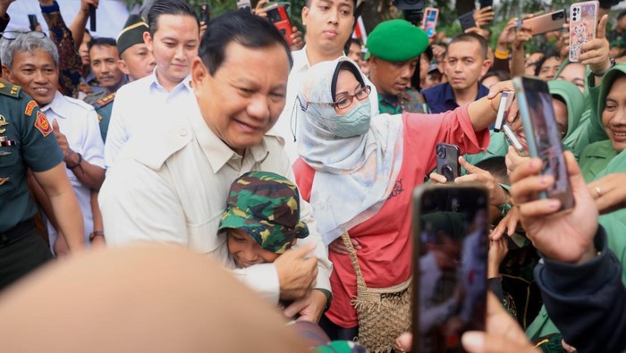 Menteri Pertahanan (Menhan) Prabowo Subianto menyerahkan 1.415 motor operasional untuk anggota TNI bintara pembina desa atau babinsa di wilayah teritorial Kodam VIX Hasanuddin. Prabowo memeluk seorang anak di sela-sela pembagian motor untuk babinsa.