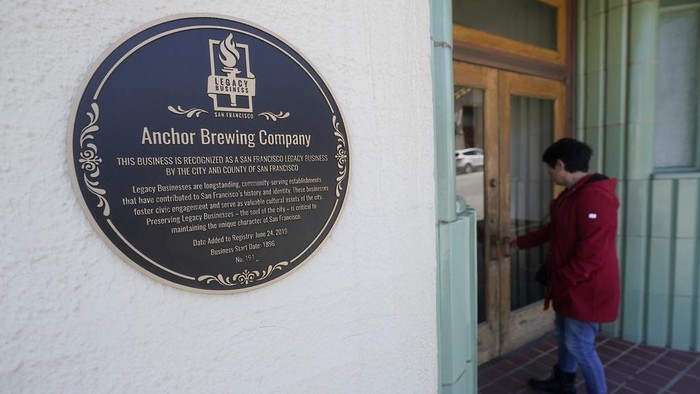 Anchor Brewing tutup setelah 127 tahun berdiri. Pabrik bir rumahan tertua di Amerika Serikat (AS) itu berhenti beroperasi lantaran penjualan terus menurun sejak 2016.