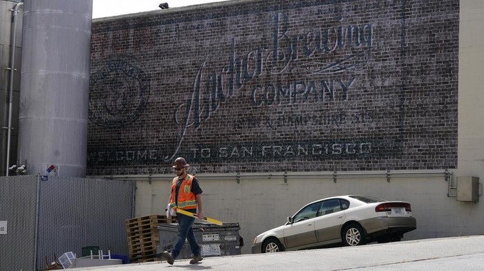 Anchor Brewing tutup setelah 127 tahun berdiri. Pabrik bir rumahan tertua di Amerika Serikat (AS) itu berhenti beroperasi lantaran penjualan terus menurun sejak 2016.