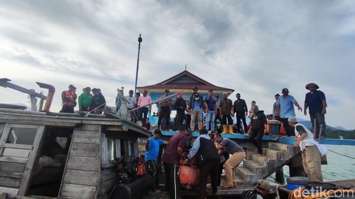 Proses evakuasi korban tewas pada kecelakaan kapal pompong di perairan Lingga, Kepri.