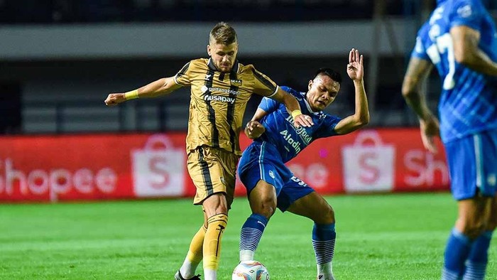 Rachmat Irianto di laga Persib vs Dewa United di Stadion GBLA, Jumat (14/7/2023).