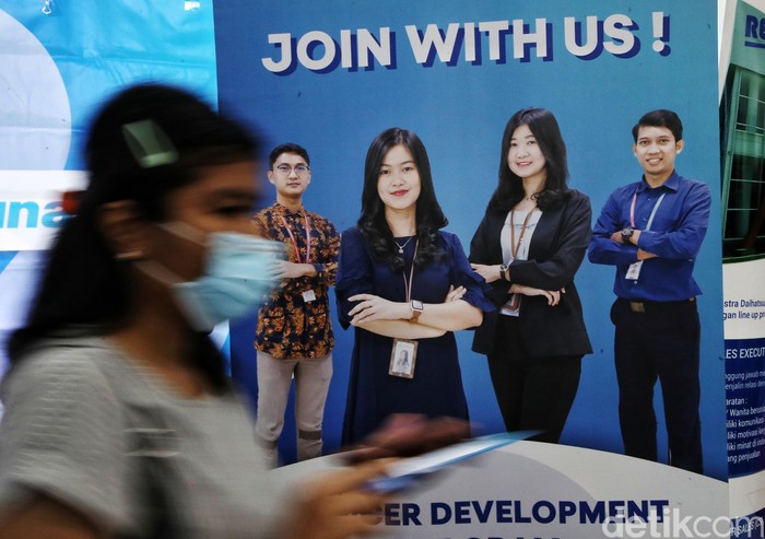 Ratusan pencari kerja antre untuk masuk ke bursa kerja Mega Career Expo di kawasan Gedung Smesco, Jakarta Selatan, Jumat (14/7/2023)