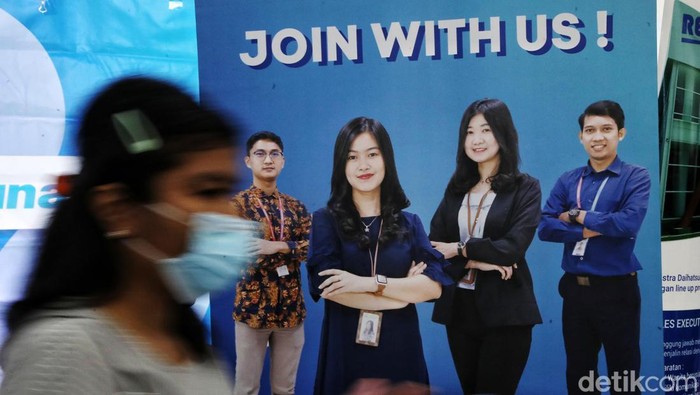 Ramainya Para Pencari Kerja di Mega Career Ratusan pencari kerja antre untuk masuk ke bursa kerja Mega Career Expo di kawasan Gedung Smesco, Jakarta Selatan, Jumat (14/7/2023)