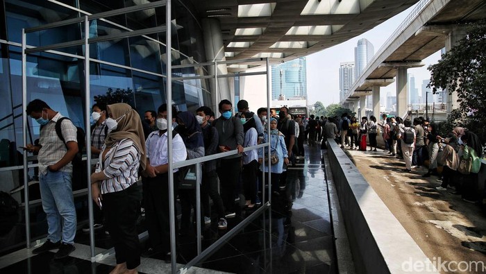 Ratusan pencari kerja antre untuk masuk ke bursa kerja Mega Career Expo di kawasan Gedung Smesco, Jakarta Selatan, Jumat (14/7/2023)