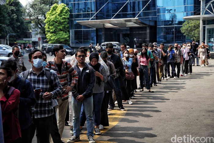 Ratusan pencari kerja antre untuk masuk ke bursa kerja Mega Career Expo di kawasan Gedung Smesco, Jakarta Selatan, Jumat (14/7/2023)