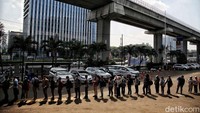 Banyak pencari kerja yang rela antre dari pagi untuk mengunjungi event job fair tersebut.