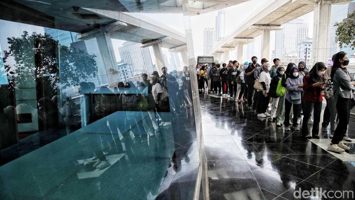 Ramainya Para Pencari Kerja di Mega Career Ratusan pencari kerja antre untuk masuk ke bursa kerja Mega Career Expo di kawasan Gedung Smesco, Jakarta Selatan, Jumat (14/7/2023)