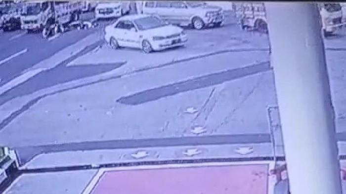 Rekaman CCTV mobil menyenggol sepeda motor di Jalan Jogja-Solo tepatnya di depan SPBU Jonggrang, Kecamatan Klaten Utara, Klaten. Foto diunggah pada Jumat (14/7/2023).