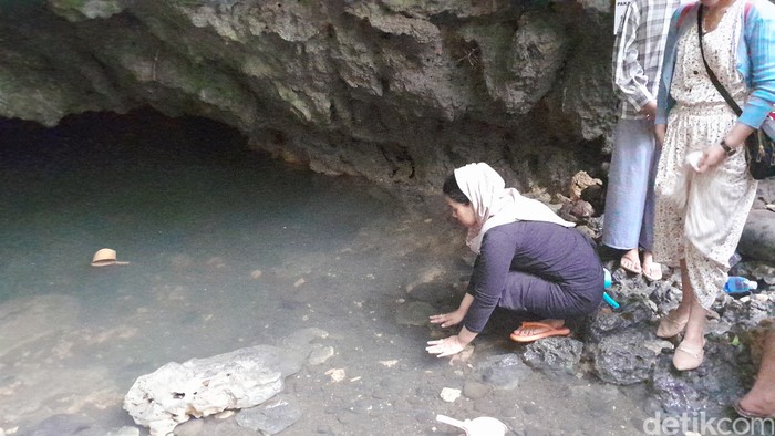 Ritual mandi di Mata Air Rengganis, Pangandaran