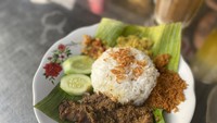 Lauk yang ditawarkan oleh RM Lokiin untuk sajian nasi ramesnya menggunakan ala Jawa Timur. Nasi Lidah Bumbu memiliki sajian nasi yang komplet, ada serundeng manis gurih, sambal bawang, dan lalapan timun.  Foto: detikFood/Yenny Mustika Sari