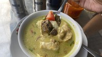 Empal gentong (Rp 53.00) dari RM Lokiin ini cukup besar porsinya. Bisa memesan dengan isian potongan daging maupun campur jeroan. Kami memesan yang isinya daging dan potongannya cukup besar. Foto: detikFood/Yenny Mustika Sari