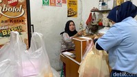 Menurut Leni, salah satu karyawan di sana yang sudah bekerja selama 15 tahun, tempat makan ini sudah ada sejak tahun 1990-an. Foto: detikFood