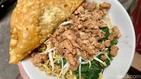 Benar saja rasa bakmi Bangkanya tidak mengecewakan, paduan antara minyak dan bumbunya pas. Tidak terlalu asin tapi tetap gurih. Foto: detikFood