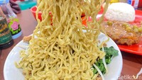 Tekstur mienya pun sedikit lebih tebal dan kenyal, karena dibuat sendiri. Potongan daging ayamnya royal, dan rasa pangsit rebusnya tidak hambar. Foto: detikFood