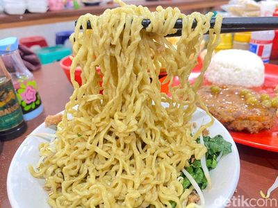 Sarapan Bakmi Bangka dan Kwetiau Goreng Enak di Dalam Gang Tersembunyi
