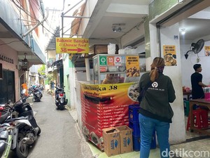 Merasakan Makan Bakmi Bangka dan Kwetiau Goreng Legendaris di Gang Sempit