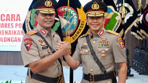 Kapolda Bali Irjen Ida Bagus Kade Putra Narendra (kiri) bersalaman dengan eks Kapolda Bali Irjen Putu Jayan Danu Putra seusai upacara serah terima jabatan dan kenaikan pangkat di Gedung Rupatama Mabes Polri, Jakarta. Jumat (14/7/2023).