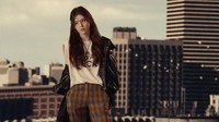 Han So Hee terlihat berdiri di puncak gedung di salah satu adegan. Di sini dia masih dalam mode ketus. (Foto: dok. BIGHIT MUSIC)  