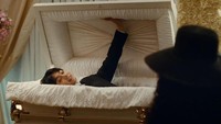 Ada lagi adegan pemakaman ketika banyak orang berduka karena Jungkook dikisahkan meninggal dalam MV tersebut. Tapi tiba-tiba dia membuka peti mati dan tersenyum ke arah pelayat. (Foto: dok. BIGHIT MUSIC)  