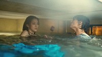 Ada adegan Jungkook dan Han So Hee berantem di tempat laundry sebelum ruangan itu dibanjiri air sampai hampir menenggelamkan keduanya. Jadi berasa seperti film Titanic ya? (Foto: dok. BIGHIT MUSIC)  