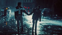 MV Seven diakhiri dengan adegan hujan ketika Jungkook mengejar Han So Hee dan pada akhirnya keduanya berpegangan tangan. (Foto: dok. BIGHIT MUSIC)  