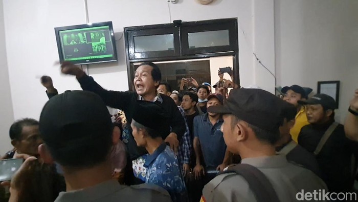 sidang pembunuhan siswi SMPN Mojokerto ricuh