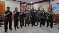 Sementara itu, ketua Umum HIPAKAD Hariara Tambunan dalam silaturahminya dengan aster TNI di ruangannya menjelaskan, HIPAKAD dengan semboyan Satu Jiwa Satu korsa Satu Komando, siap dukung penuh pemilu damai. Hariara memerintahkan kepada seluruh jajaranya senantiasa siap siaga apabila sewaktu-waktu dibutuhkan tenaga dan pikirannya oleh TNI.