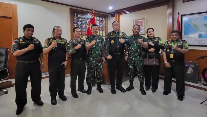 Sinergi HIPAKAD-TNI Wujudkan Pemilu Damai Asisten teritorial panglima TNI, Mayjen TNI Muhammad Syafei menjelaskan, pihaknya saat ini tengah banyak membuka komunikasi dengan masyarakat dan ormas di berbagai lintas wilayah di Indonesia.
Syafei menilai edukasi kepada masyarakat tentang netralitas TNI serta pentingnya menjaga konsoliditas antar individu dan ormas terhadap berita-berita hoax sangat penting dalam menciptakan pemilu yang damai.