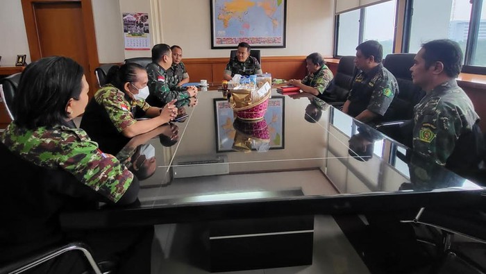 Sinergi HIPAKAD-TNI Wujudkan Pemilu Damai Asisten teritorial panglima TNI, Mayjen TNI Muhammad Syafei menjelaskan, pihaknya saat ini tengah banyak membuka komunikasi dengan masyarakat dan ormas di berbagai lintas wilayah di Indonesia.
Syafei menilai edukasi kepada masyarakat tentang netralitas TNI serta pentingnya menjaga konsoliditas antar individu dan ormas terhadap berita-berita hoax sangat penting dalam menciptakan pemilu yang damai.