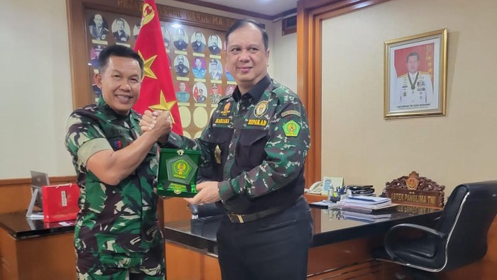 Sinergi HIPAKAD-TNI Wujudkan Pemilu Damai Asisten teritorial panglima TNI, Mayjen TNI Muhammad Syafei menjelaskan, pihaknya saat ini tengah banyak membuka komunikasi dengan masyarakat dan ormas di berbagai lintas wilayah di Indonesia.
Syafei menilai edukasi kepada masyarakat tentang netralitas TNI serta pentingnya menjaga konsoliditas antar individu dan ormas terhadap berita-berita hoax sangat penting dalam menciptakan pemilu yang damai.