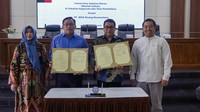 (Dari kiri ke kanan) Plt. Wakil Dekan Sumber Daya Manusia, Keuangan, dan Logistik Fakultas Keguruan dan Ilmu Pendidikan Universitas Sebelas Maret (UNS), Dr. Dewi Kusuma Wardani, M.Si; Direktur Utama PT BISA Ruang Nuswantara (BIRU), Kristiyanto Widiyawan; Plt. Wakil Rektor Perencanaan, Kerjasama, Bisnis dan Informasi UNS, Prof. Irwan Trinugroho, S.E., M.Sc., PhD; dan Plt. Wakil Dekan Perencanaan, Kerjasama, Bisnis dan Informasi Sekolah Vokasi UNS, Dr. Eng. Herman Saputro., S.Pd., M.Pd., M.T, dalam penandatanganan kerja sama BIRU dengan Sekolah Vokasi UNS dan FKIP UNS, di Aula Sekolah Vokasi UNS, Surakarta, Jumat (14/7). Kerja sama ini bertujuan mendorong praktik keberlanjutan melalui program pendidikan, penelitian dan pengembangan sumber daya manusia.