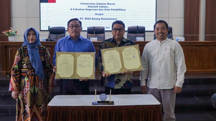 (Dari kiri ke kanan) Plt. Wakil Dekan Sumber Daya Manusia, Keuangan, dan Logistik Fakultas Keguruan dan Ilmu Pendidikan Universitas Sebelas Maret (UNS), Dr. Dewi Kusuma Wardani, M.Si; Direktur Utama PT BISA Ruang Nuswantara (BIRU), Kristiyanto Widiyawan; Plt. Wakil Rektor Perencanaan, Kerjasama, Bisnis dan Informasi UNS, Prof. Irwan Trinugroho, S.E., M.Sc., PhD; dan Plt. Wakil Dekan Perencanaan, Kerjasama, Bisnis dan Informasi Sekolah Vokasi UNS, Dr. Eng. Herman Saputro., S.Pd., M.Pd., M.T, dalam penandatanganan kerja sama BIRU dengan Sekolah Vokasi UNS dan FKIP UNS, di Aula Sekolah Vokasi UNS, Surakarta, Jumat (14/7). Kerja sama ini bertujuan mendorong praktik keberlanjutan melalui program pendidikan, penelitian dan pengembangan sumber daya manusia.