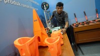 Lima mesin riset dan pengujian yang digunakan untuk pengembangan produk ramah lingkungan dipamerkan di BIRU Corner Room di Aula Sekolah Vokasi Universitas Sebelas Maret Surakarta (UNS). Mesin tersebut dikembangkan oleh PT BISA Ruang Nuswantara (BIRU) untuk membantu pengembangan produk Tooth Bucket dan Palu Alugoro. Kerja sama BIRU dengan UNS merupakan upaya kolaboratif dalam pengembangan kurikulum hijau dan inisiatif penelitian yang berkelanjutan, sekaligus perwujudan dari Program Merdeka Belajar Kampus Merdeka (MBKM) yang digagas Kementerian Pendidikan, Kebudayaan, Riset, dan Teknologi Republik Indonesia.  