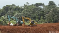 Dua alat berat atau eskavator beraktivitas di sisi timur Stadion Pakansari, Kabupaten Bogor, Jumat (14/7/2023).   