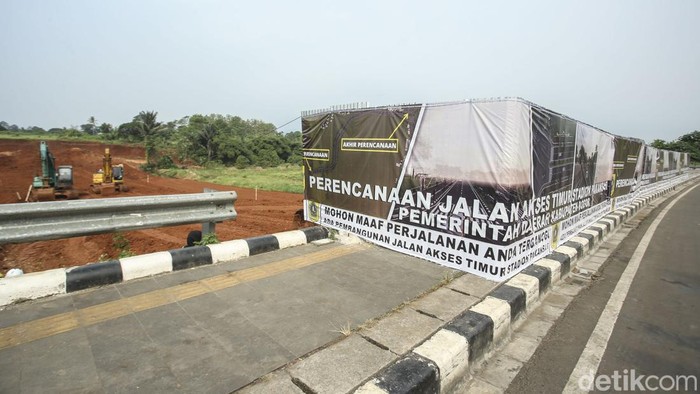 Pemerintah Kabupaten Bogor tengah membangun akses baru menuju Stadion Pakansari. Akses tersebut merupakan akses sebelah timur yang menyambung ke Jalan Raya Bogor.