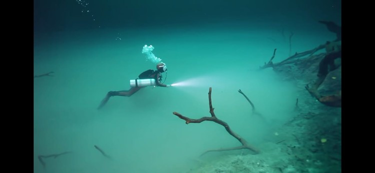 Sungai di bawah laut Cenote Angelita Sungai di bawah laut Cenote Angelita
